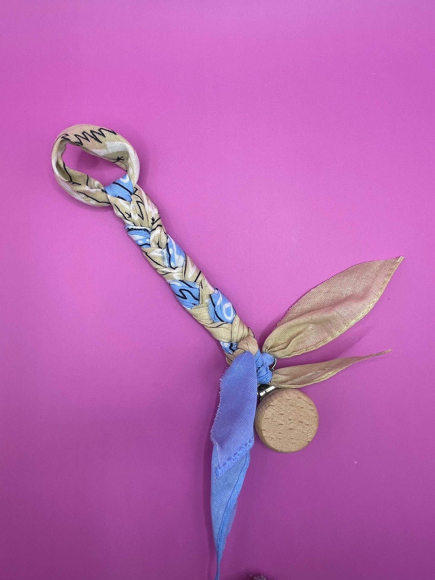 Bandana speenkoord lichtblauw en beige met houten bevestigingclip