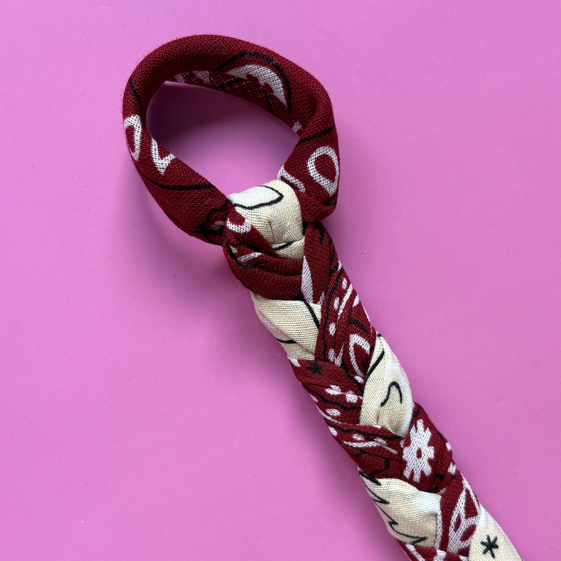 Product foto closeup van bandana speenkoord baby accessoire