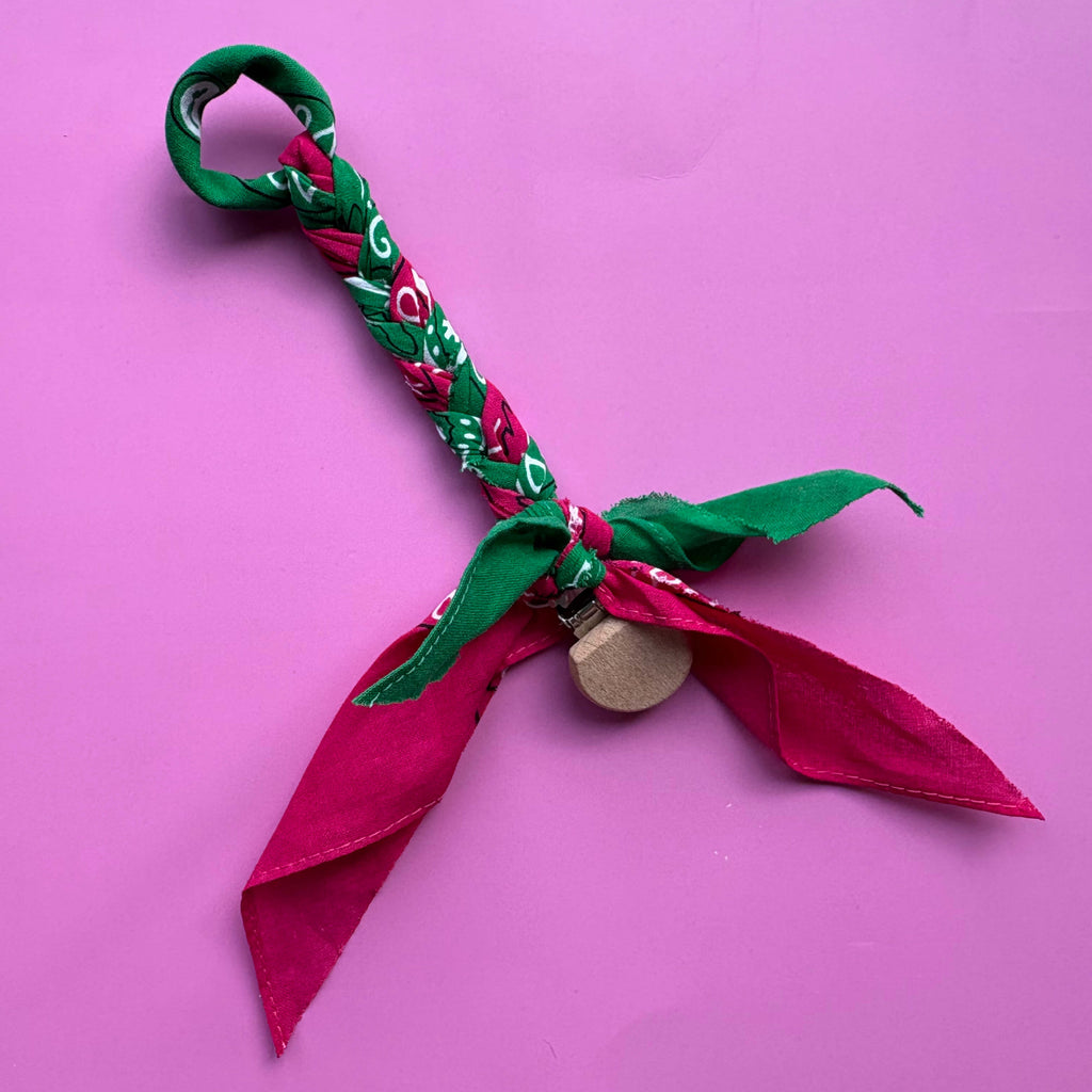 Bandana speenkoord roze en groen baby accessoire met houten bevestigingclip