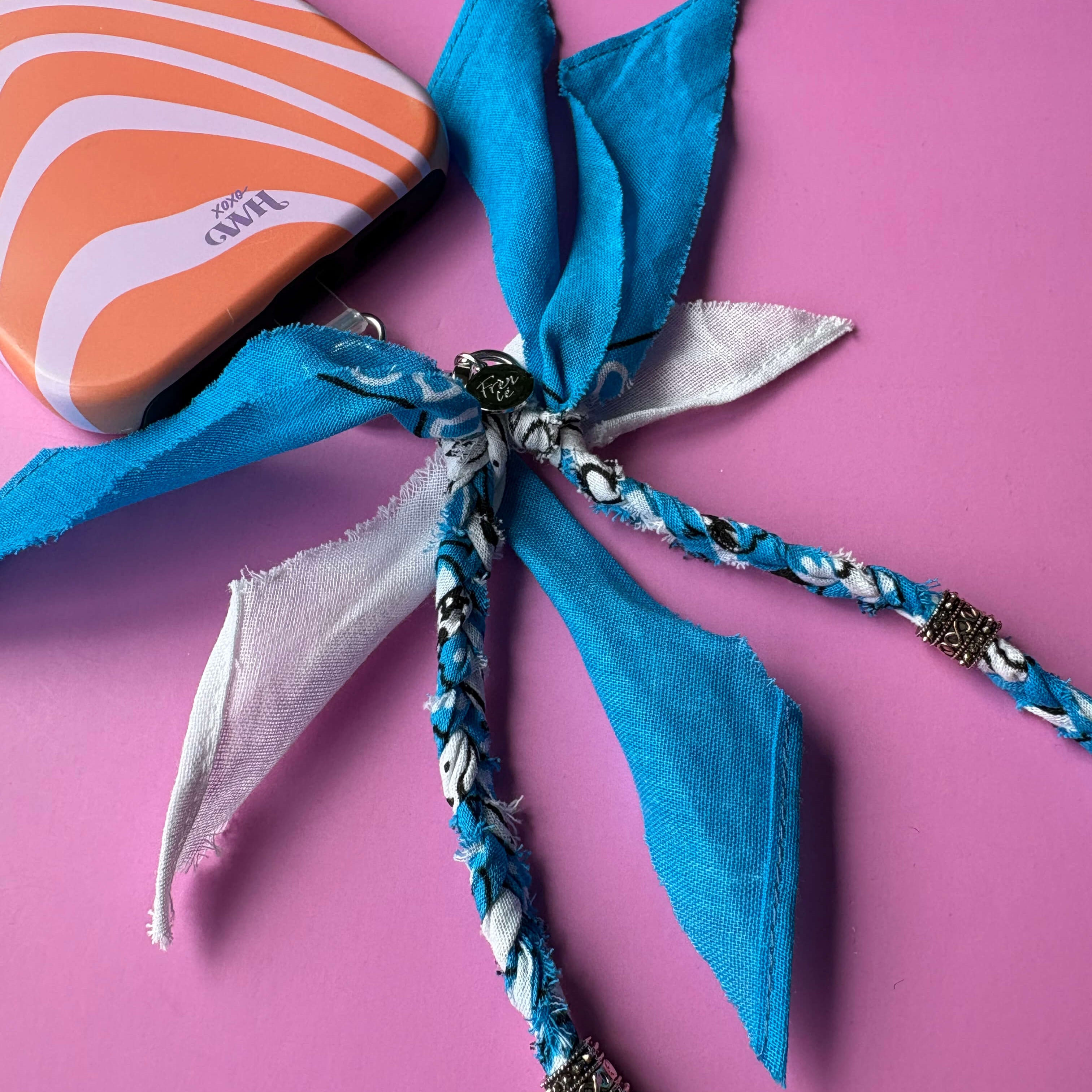 Handgemaakt gevlochten bandana telefoonkoord kort blauw wit en zilver