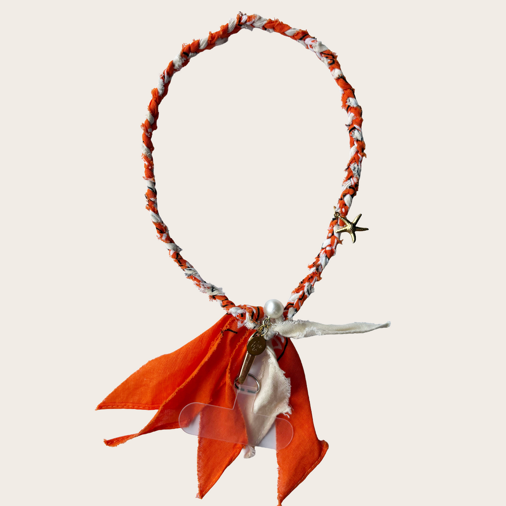 Handgemaakt gevlochten bandana telefoonkoord oranje beige zomer