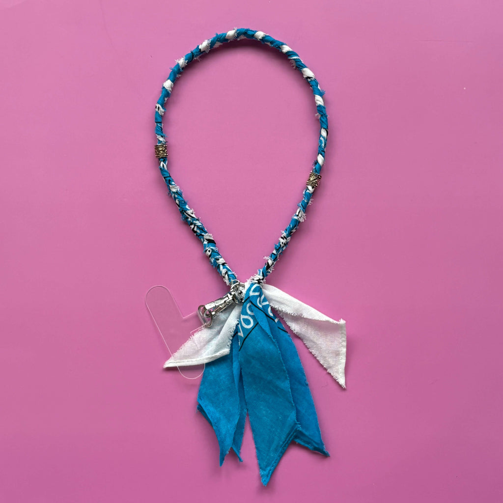 Bandana gevlochten telefoonkoordje met zilveren bedels en bevestiging