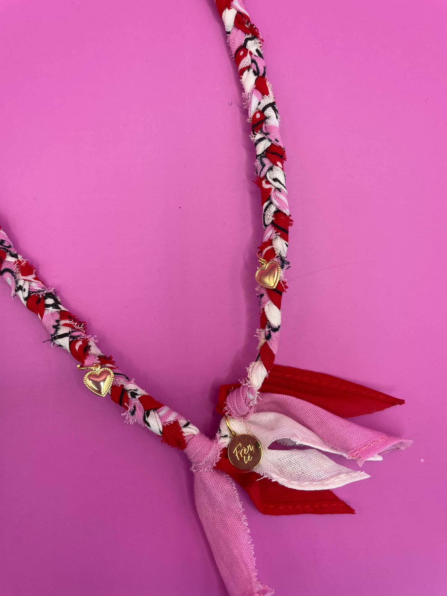 Bandana ketting fren ce roze rood en wit met gouden bedels met hartjes