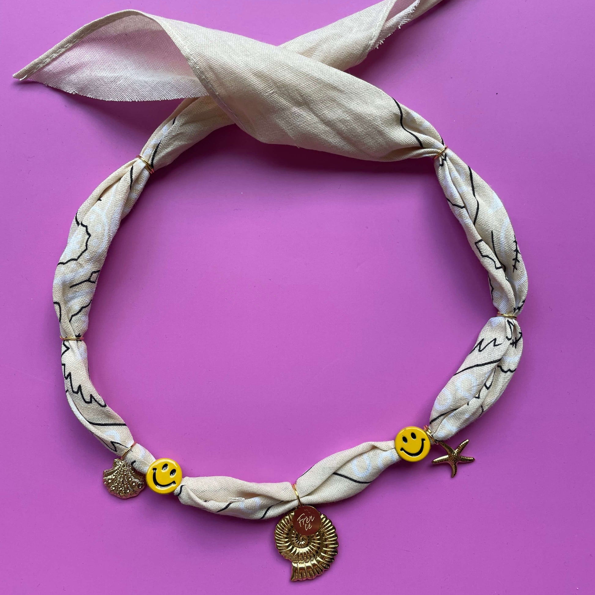Handgemaakte beige bandana chocker ketting met gouden bedels en kleurrijke smiley beads – bohemian stijl accessoire