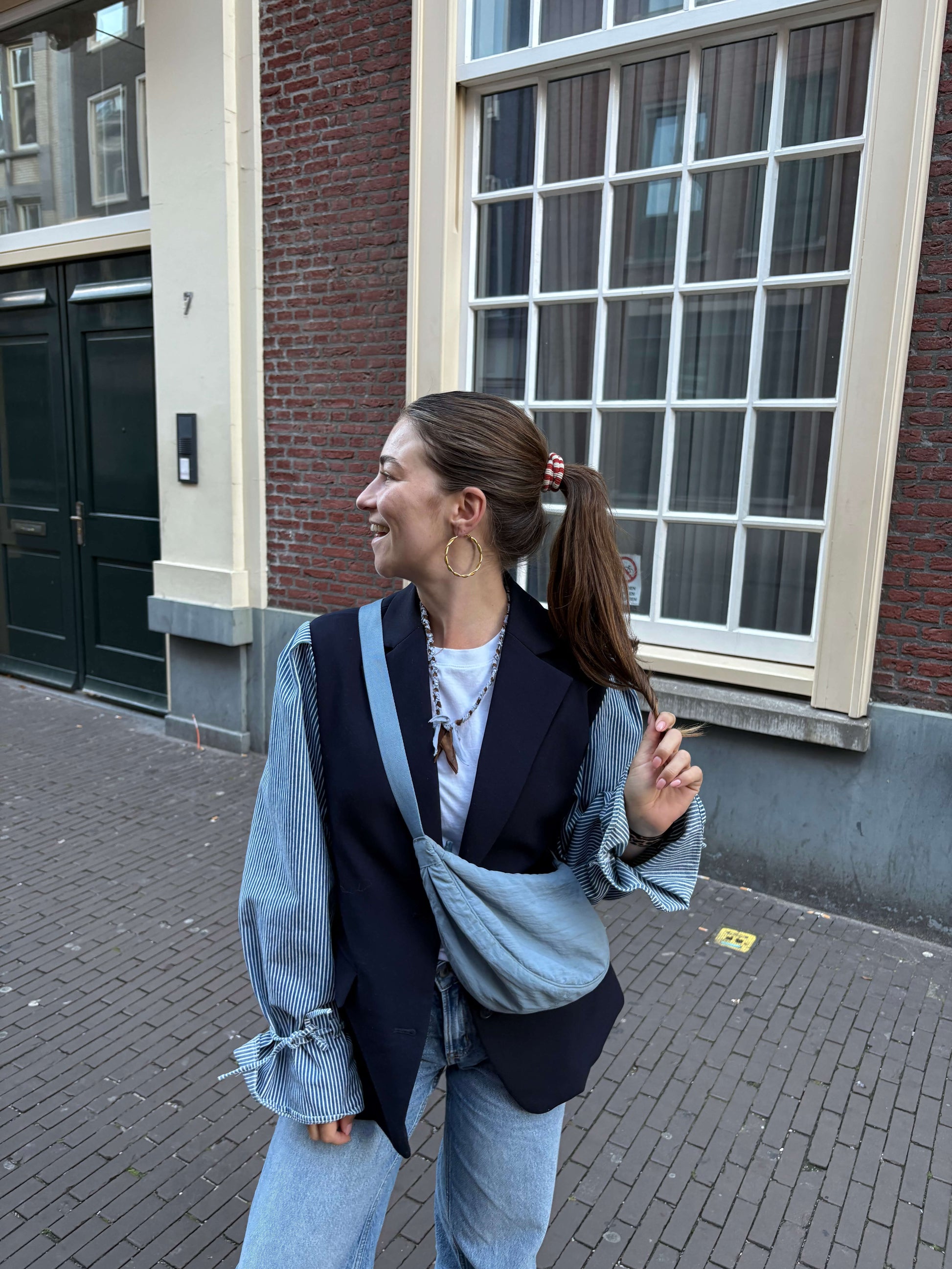 Sfeerfoto bandana ketting bruin en blauw met zilveren details