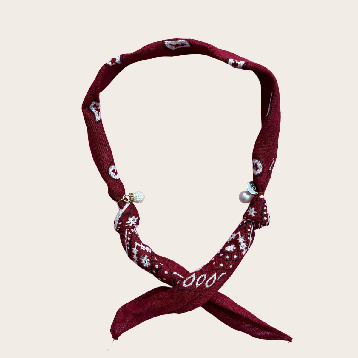 Bordeaux rood bandana sjaaltje met parels en bedels