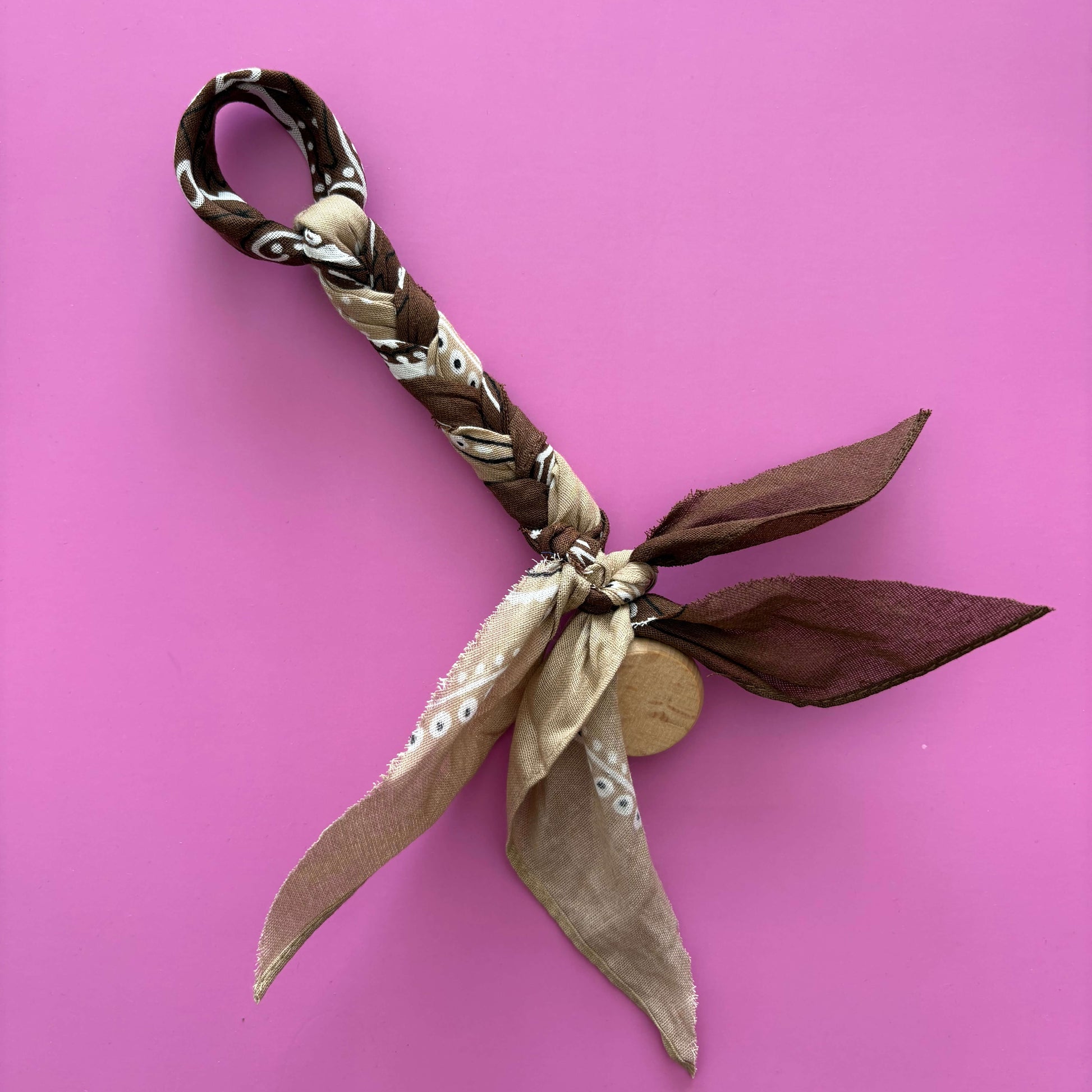 Handgemaakt gevlochten bandana speenkoord met houten bevestigingsclip in het bruin met beige.