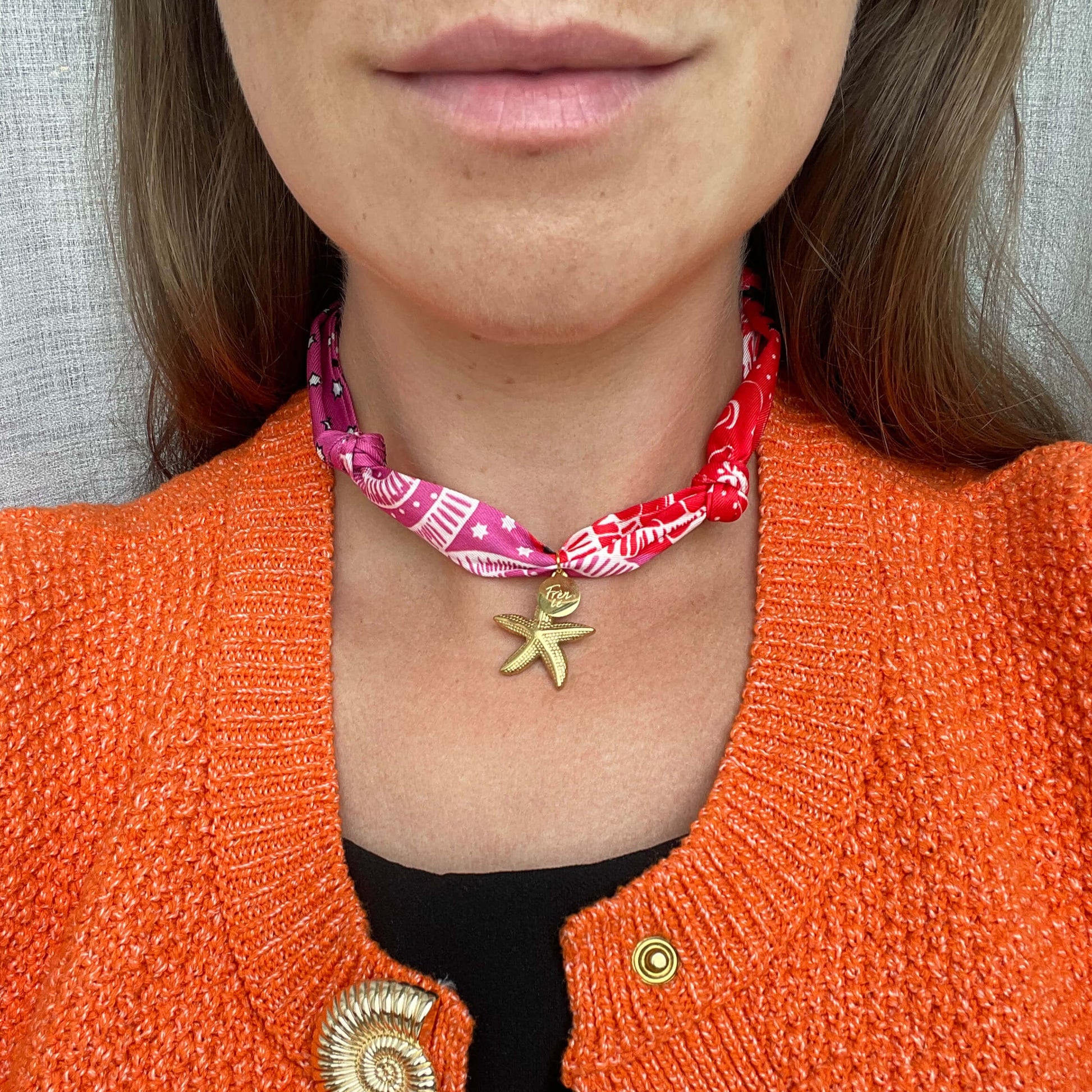 Rode en roze bandana choker van katoen met gouden zeester-bedel, handgemaakt en zelf te knopen.