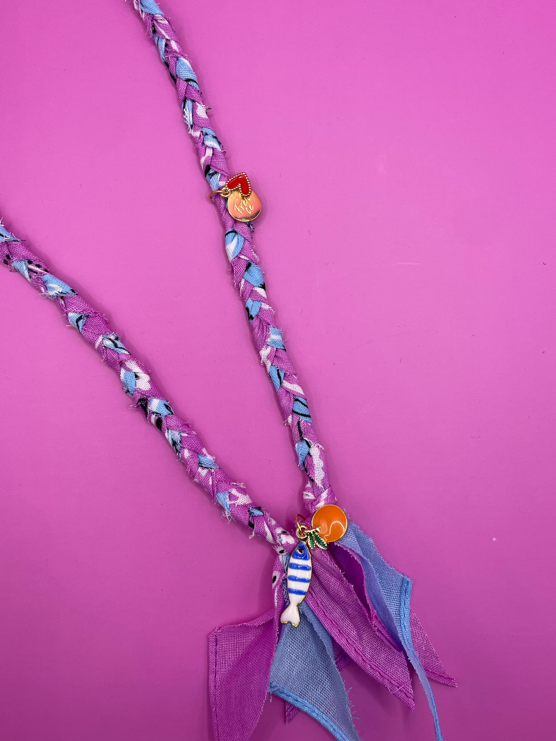 Ketting bandana in paars en blauw met bedels.