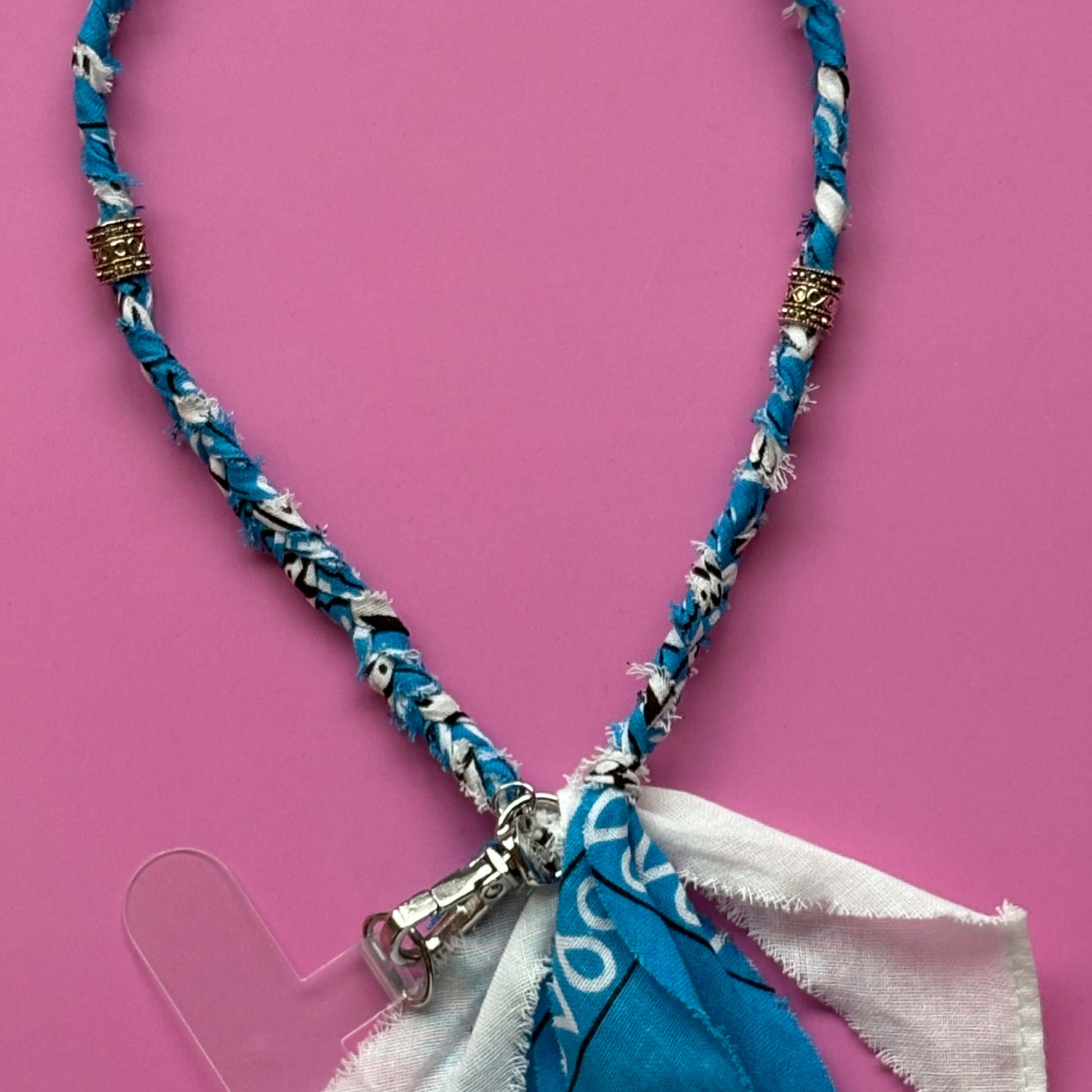 Close up bandana telefoonkoordje blauw en wit met zilveren bedels