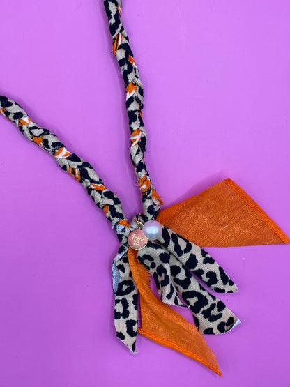 Ketting bandana in stijlvol ontwerp en kleuren