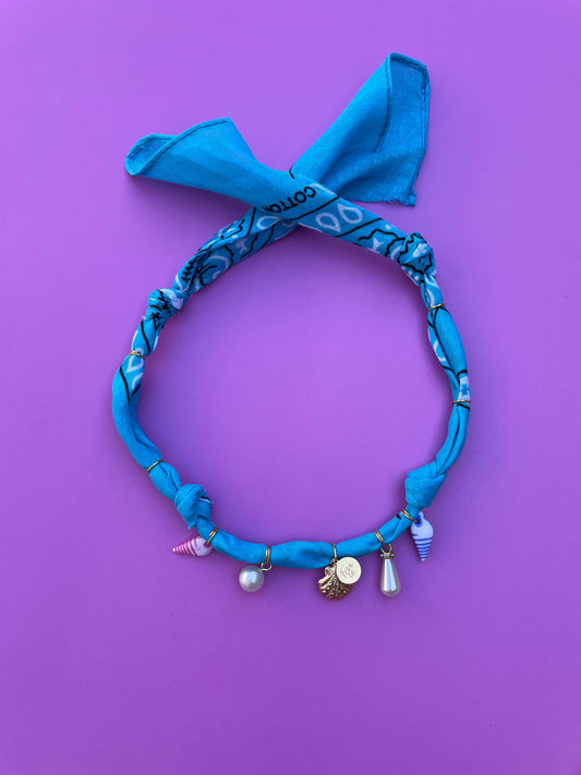 Handgeknoopte bandana ketting met kleurrijke zomerse bedels, perfect als speels accessoire voor festivals, stranddagen en zomerse outfits.