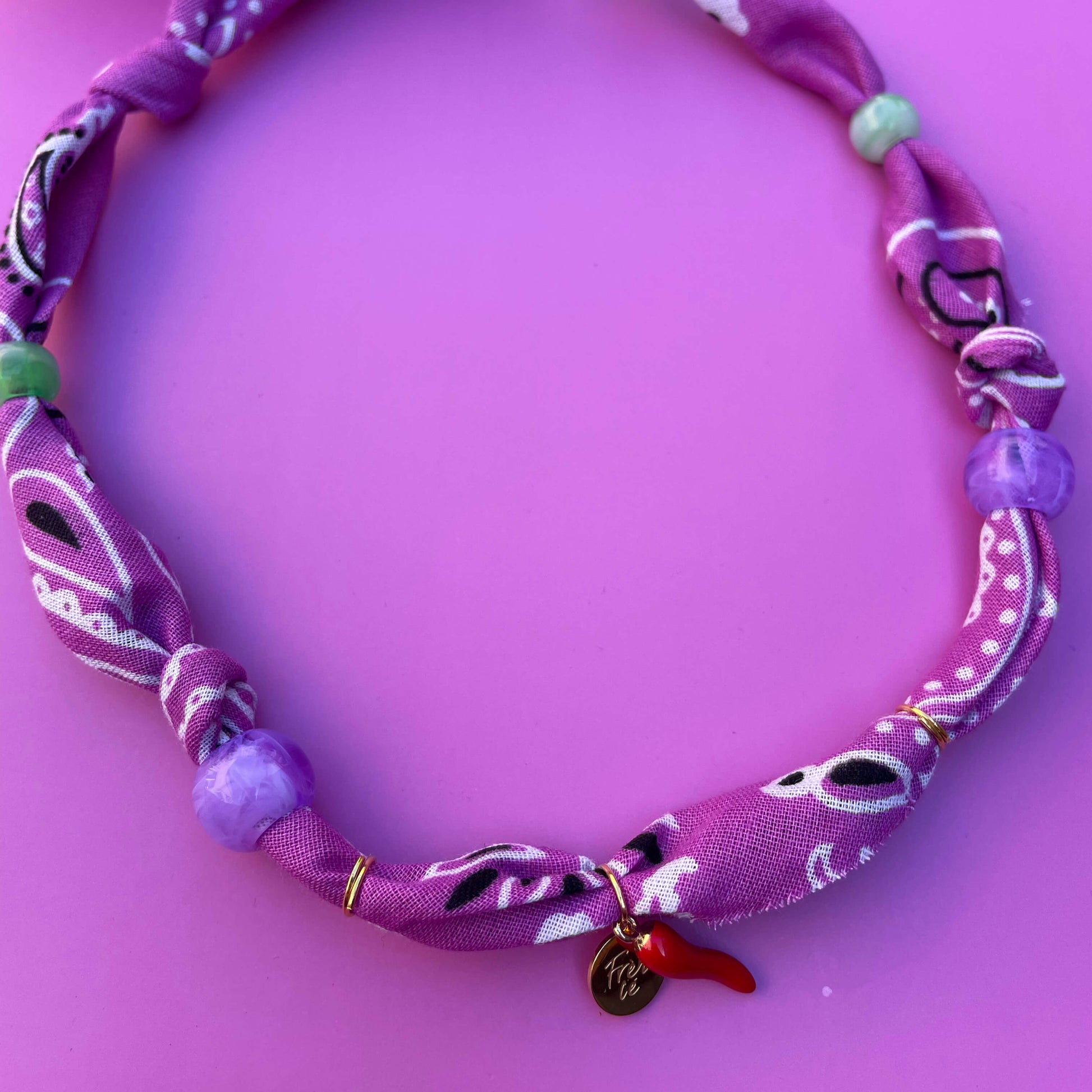 Handgemaakte en geknoopte bandana ketting met bedels en gekleurde kralen