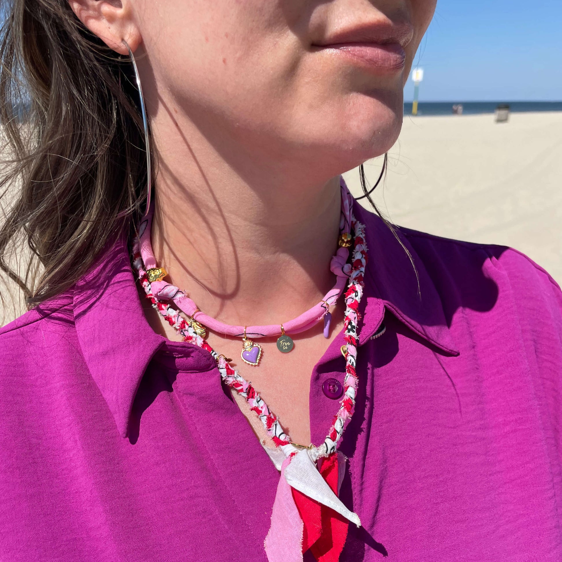 Handgemaakte geknoopte bandana ketting van katoen met bedels – trendy statement accessoire zonder sluiting