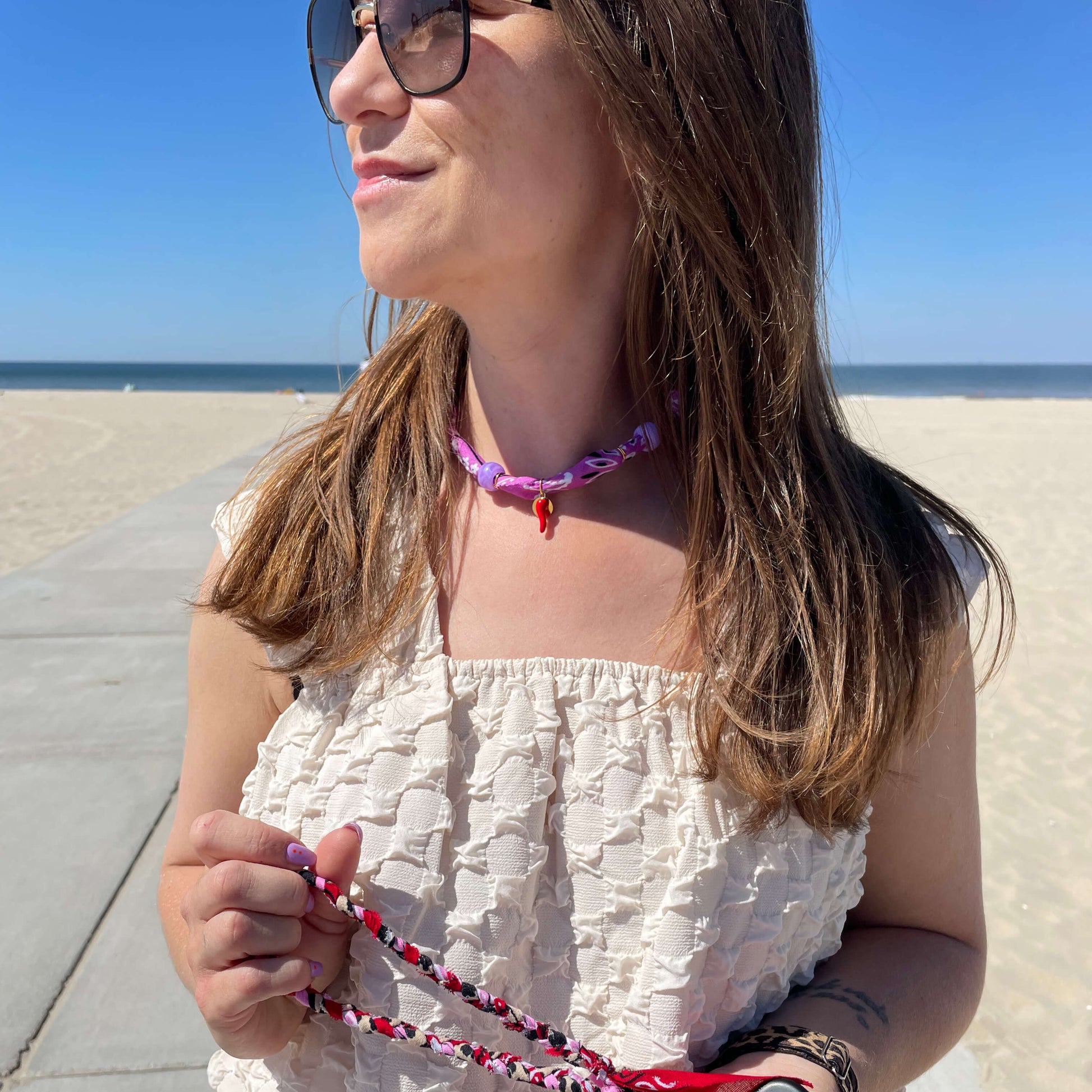 Geknoopte bandana ketting van 100% katoen met veel bedels, handgemaakt en uniek – combineerbaar met diverse accessoires