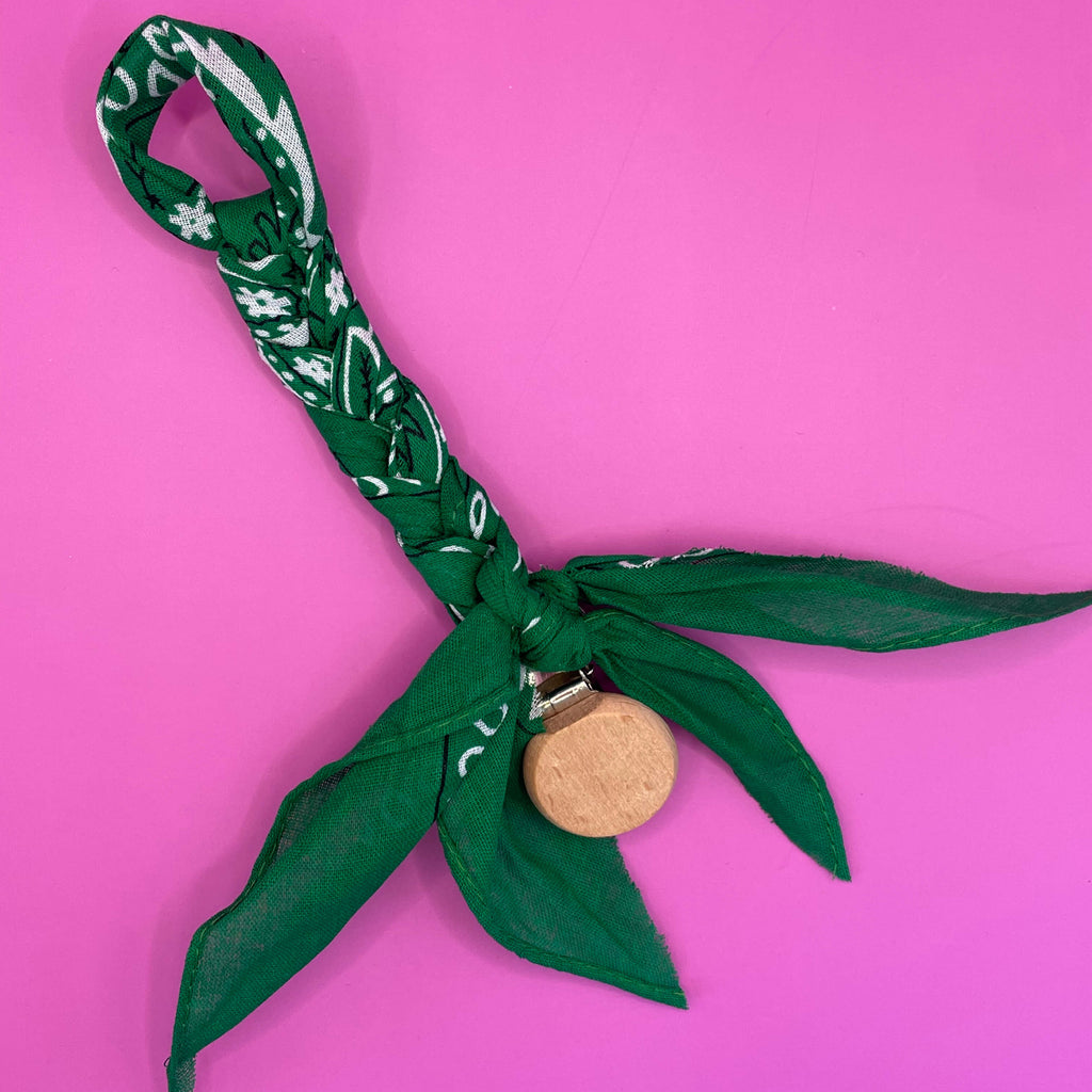 Handgemaakte gevlochten speenkoord baby bandana groen met houten bevestiging clip.