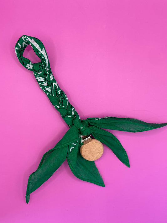Handgemaakte gevlochten speenkoord baby bandana groen met houten bevestiging clip.