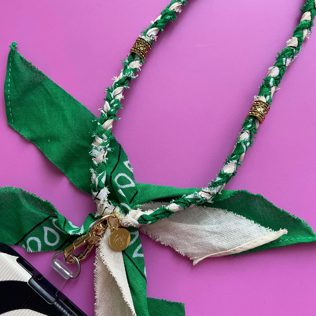 Handgemaakt bandana telefoonkoord kort groen met beige en gouden bedels