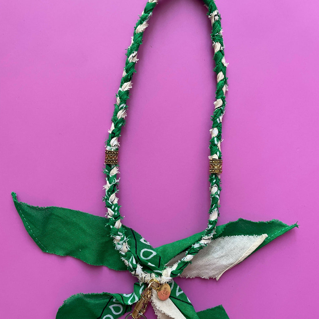 Handgemaakt telefoonkoord groen beige met bandana print en gouden bedels.