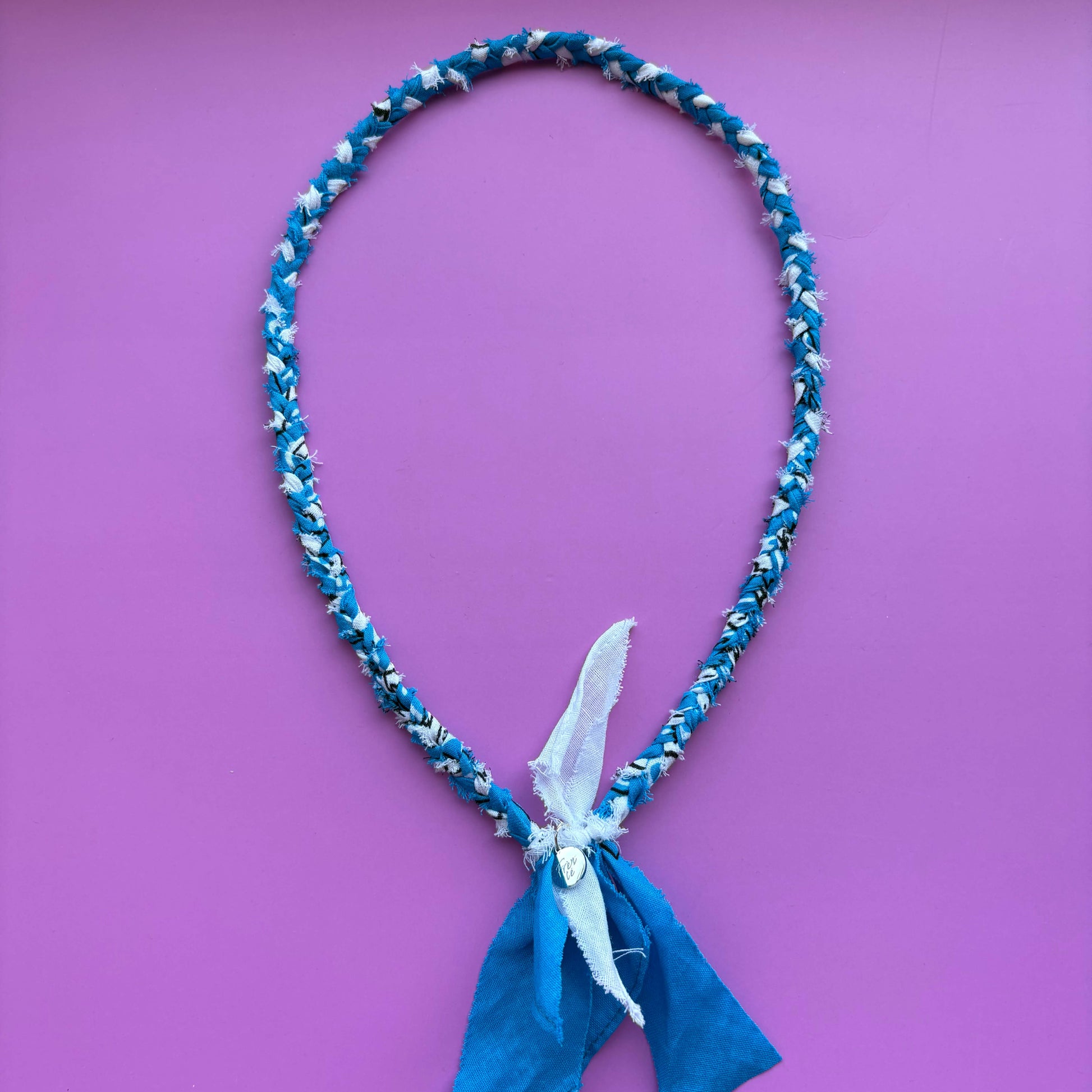 Bandana ketting blauw en wit met zilver bedeltje