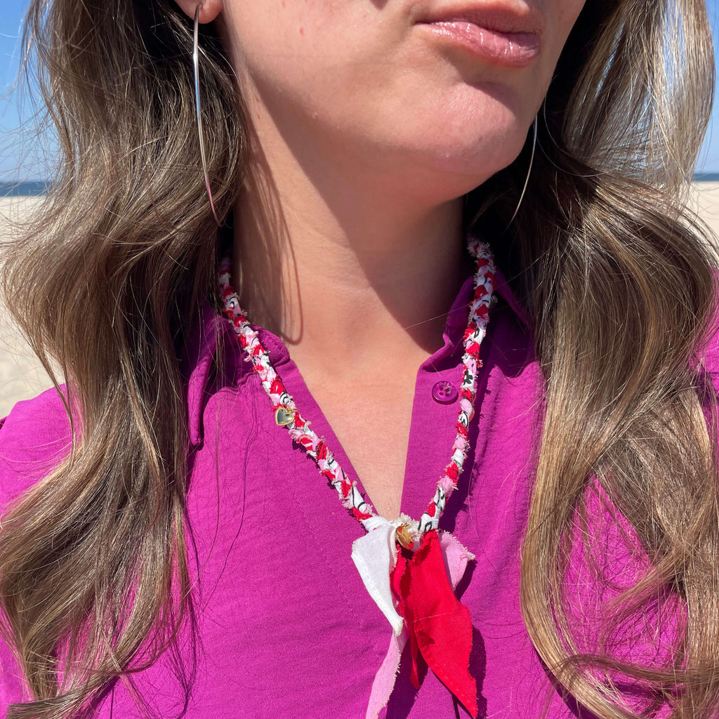 Stijlvolle bandana ketting met roze, rode en witte tinten en gouden bedels in hartvorm – perfect voor een opvallende en speelse uitstraling