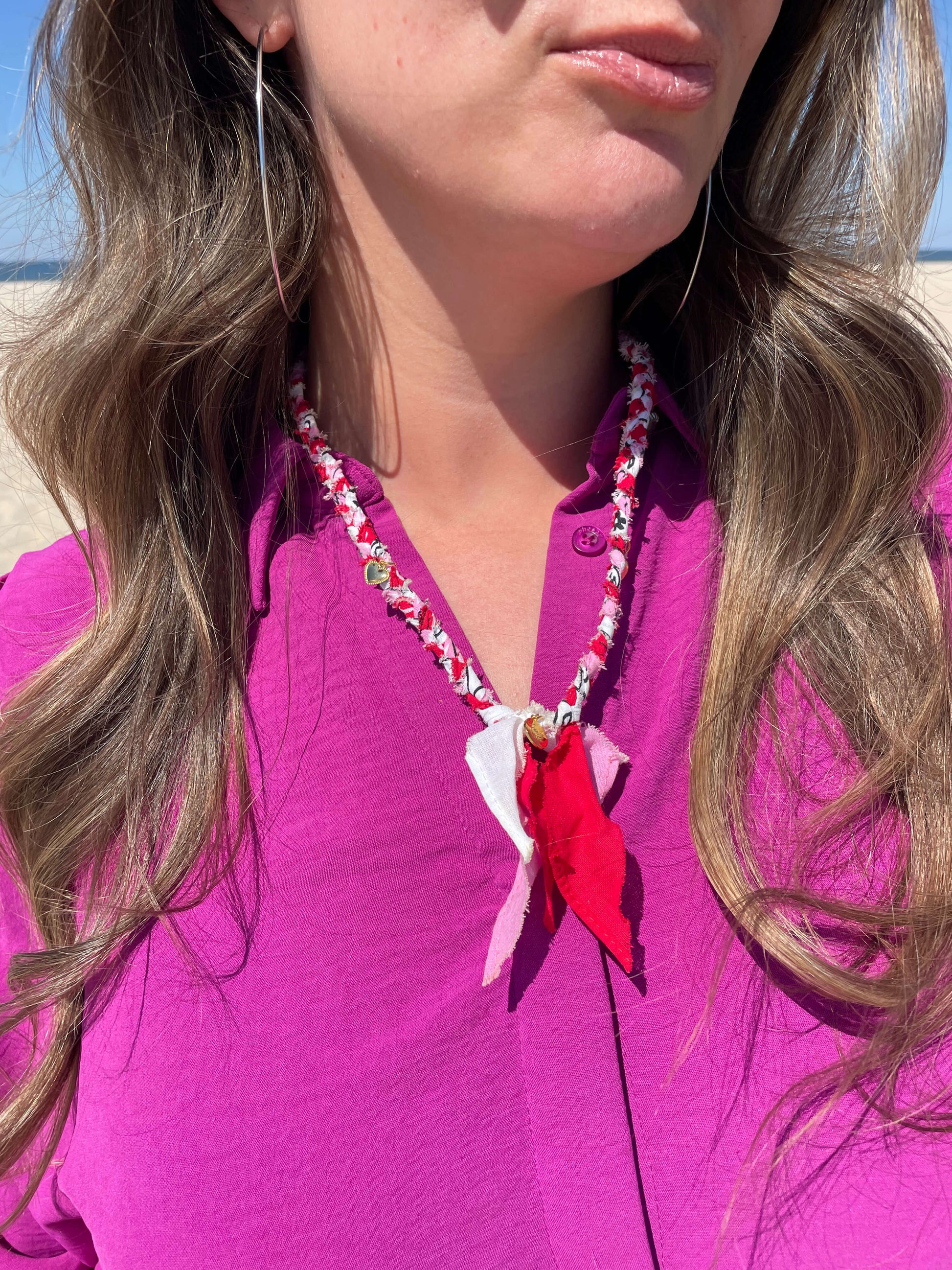 Stijlvolle bandana ketting met roze, rode en witte tinten en gouden bedels in hartvorm – perfect voor een opvallende en speelse uitstraling