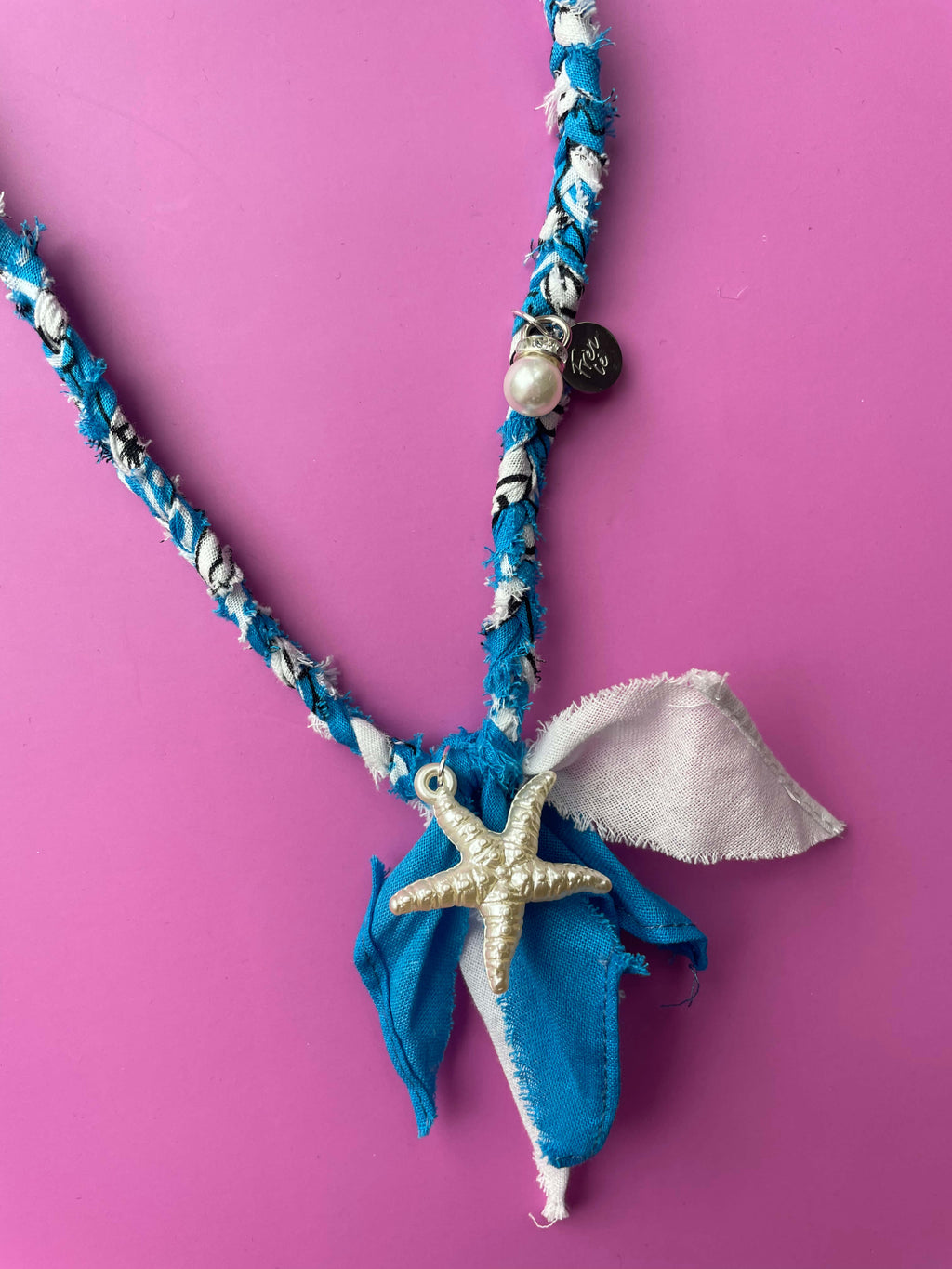 Bandana ketting blauw en wit met zeester bedels parel en fren ce bedel zilver