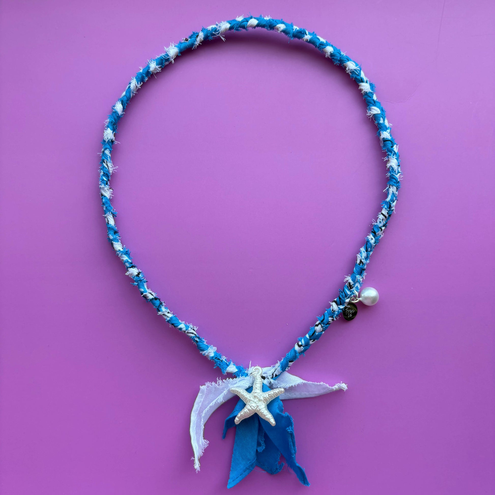 Handgemaakte gevlochten bandana ketting blauw wit met zomerse zeester bedel en parel