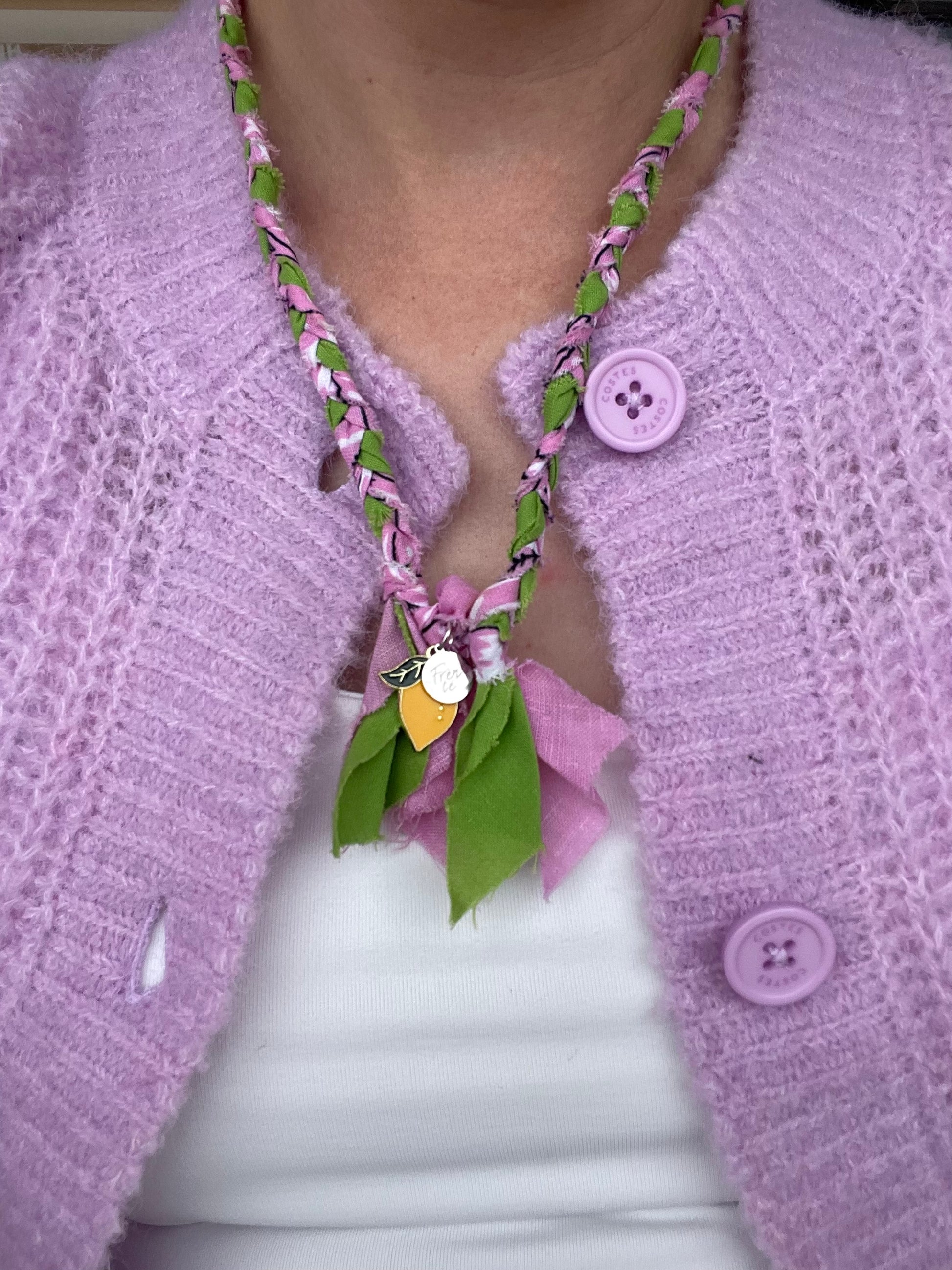 Handgemaakte en gevlochten bandana ketting roze en groen met citroen gouden bedels. 