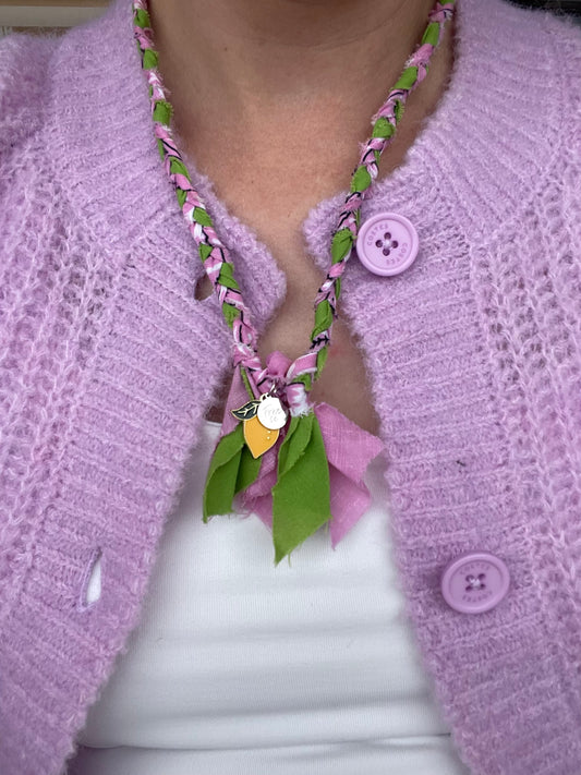 Handgemaakte en gevlochten bandana ketting roze en groen met citroen gouden bedels. 
