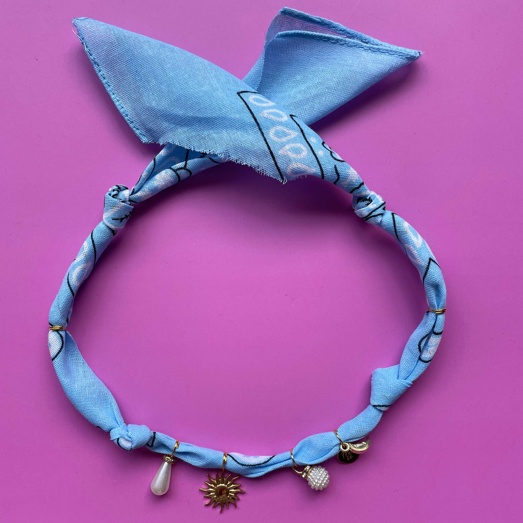 Geknoopte bandana ketting | Lichtblauw met bedels