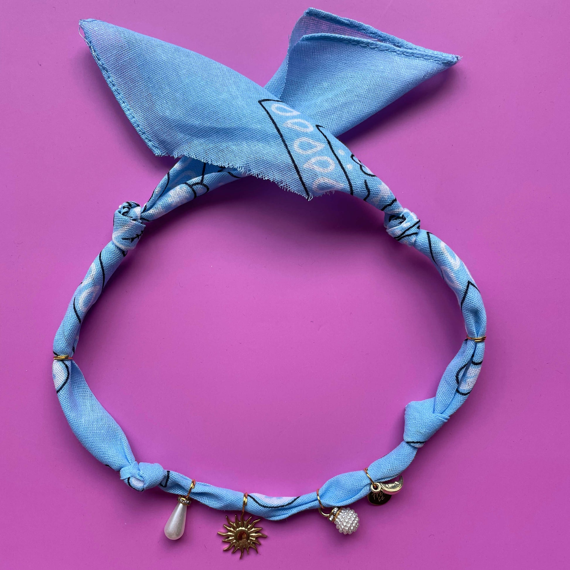 Geknoopte bandana ketting | Lichtblauw met bedels