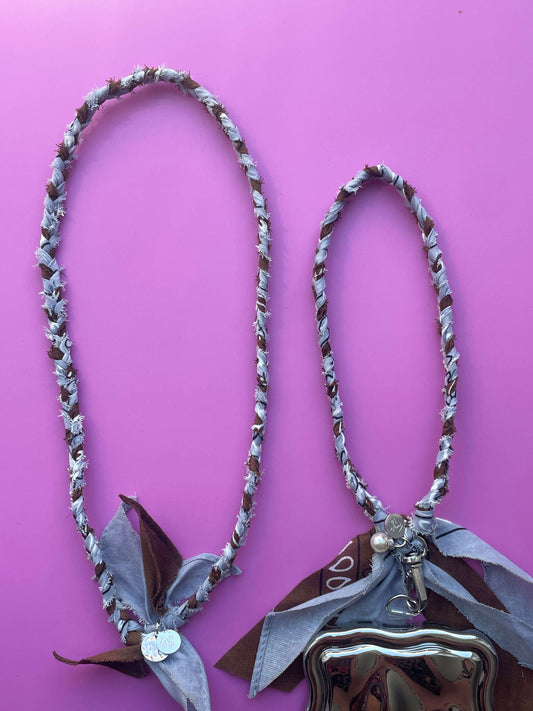Bundel met een blauwe en bruine bandana ketting en bijpassend kort bandana telefoonkoord, gecombineerd als set.