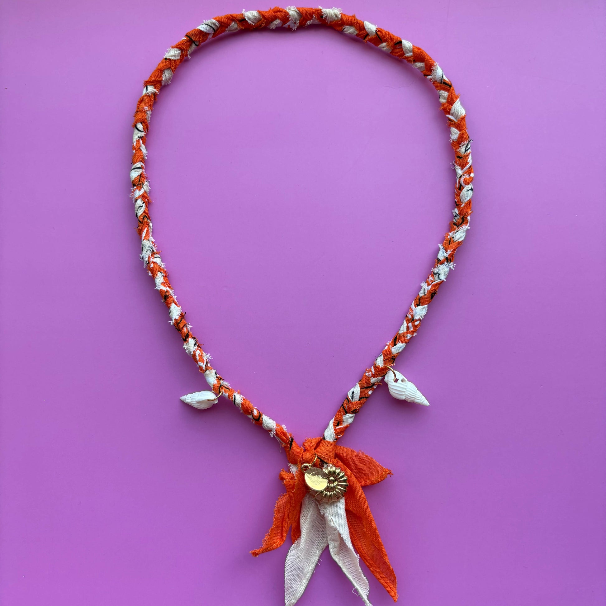 Handgemaakte bandana ketting oranje en beige met schelpjes en gouden bedels 