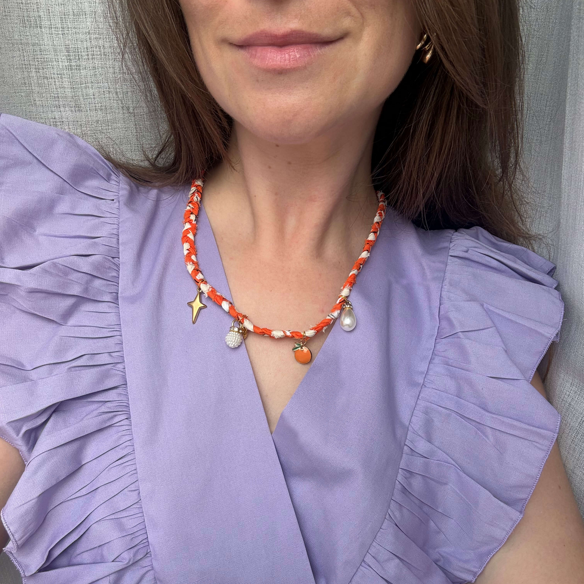 Bandana ketting handgemaakt oranje beige gouden bedels