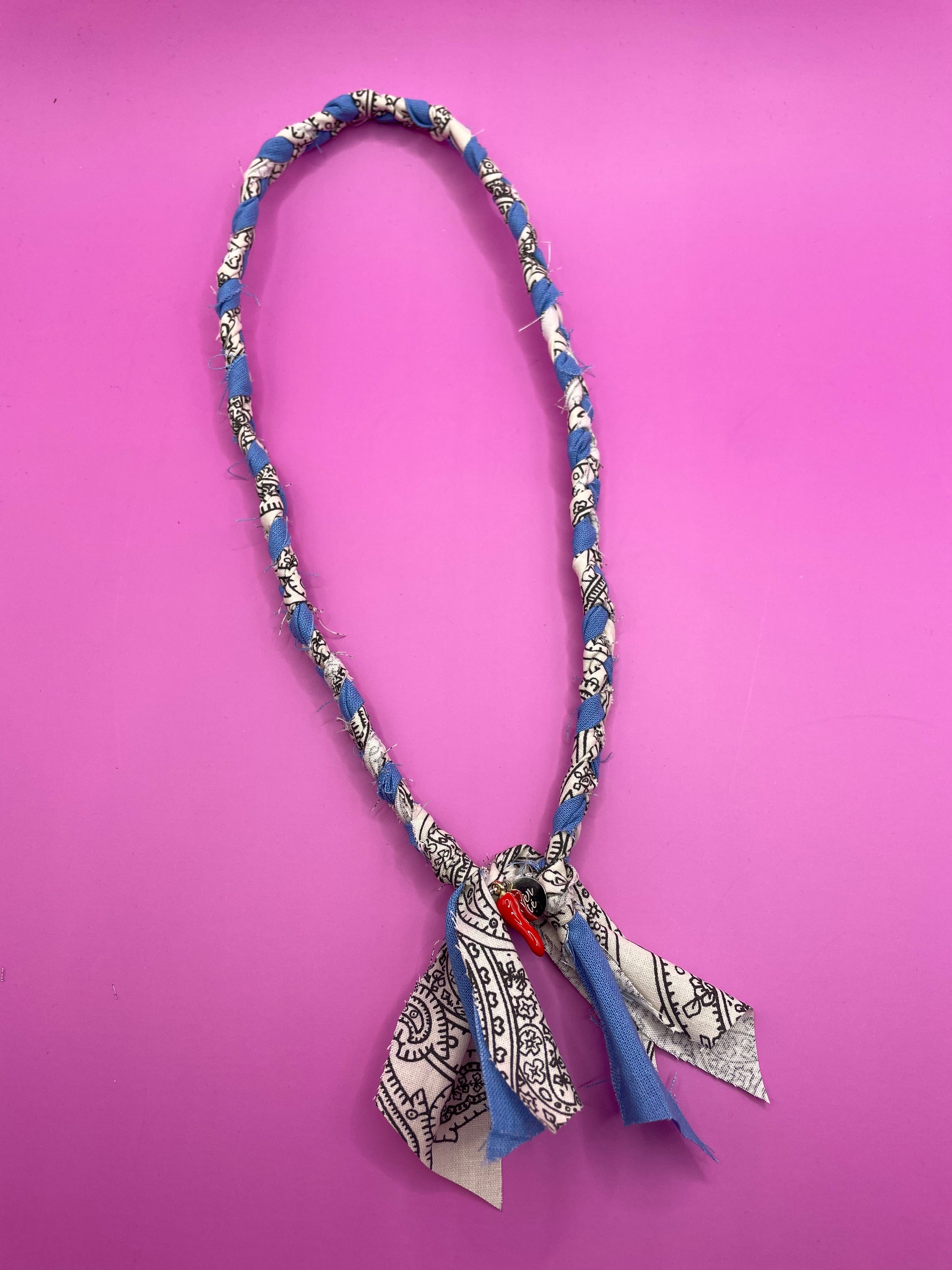 Handgemaakte bandana ketting blauw en wit met peper bedel 