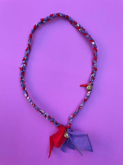 handgemaakte en gevlochten bandana ketting rood en paars met gouden bedels 