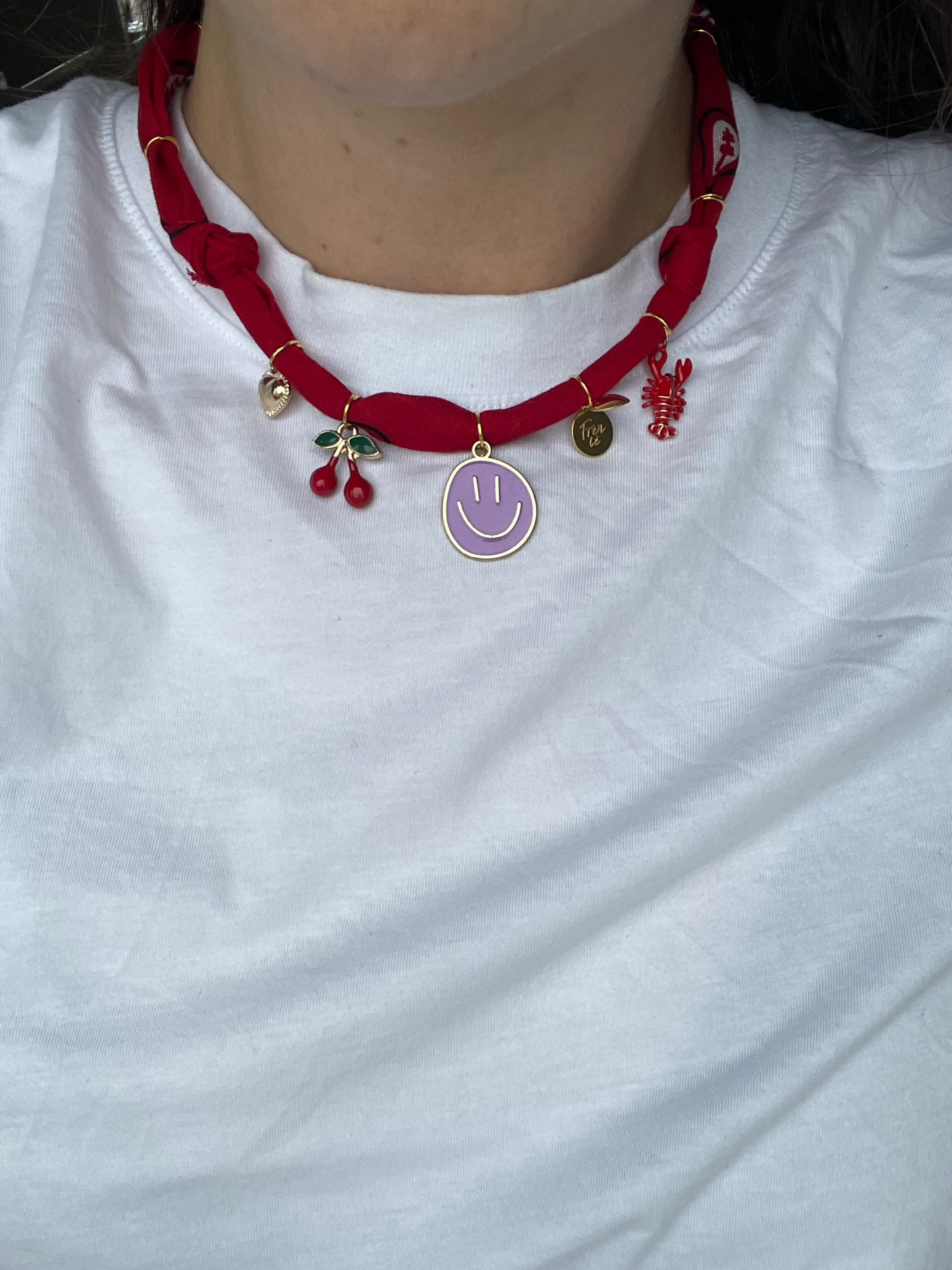 Ketting bandana met bedels in rode en paarse  kleur