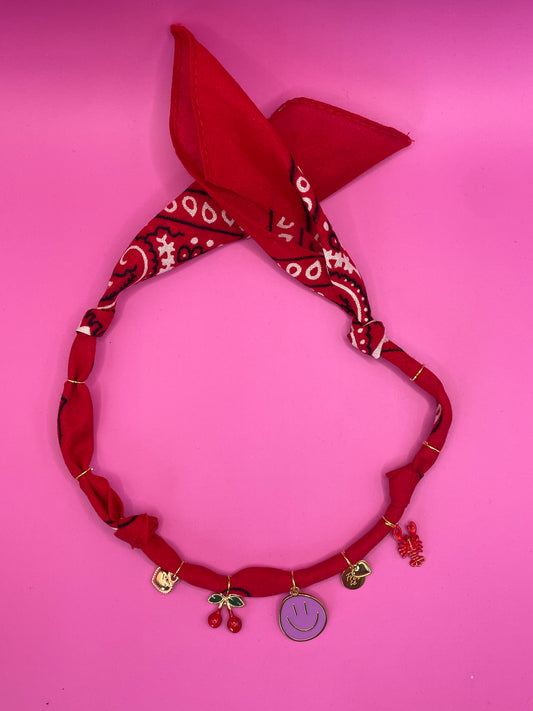 Rode geknoopte bandana ketting handgemaakt met gouden en gekleurde bedels.