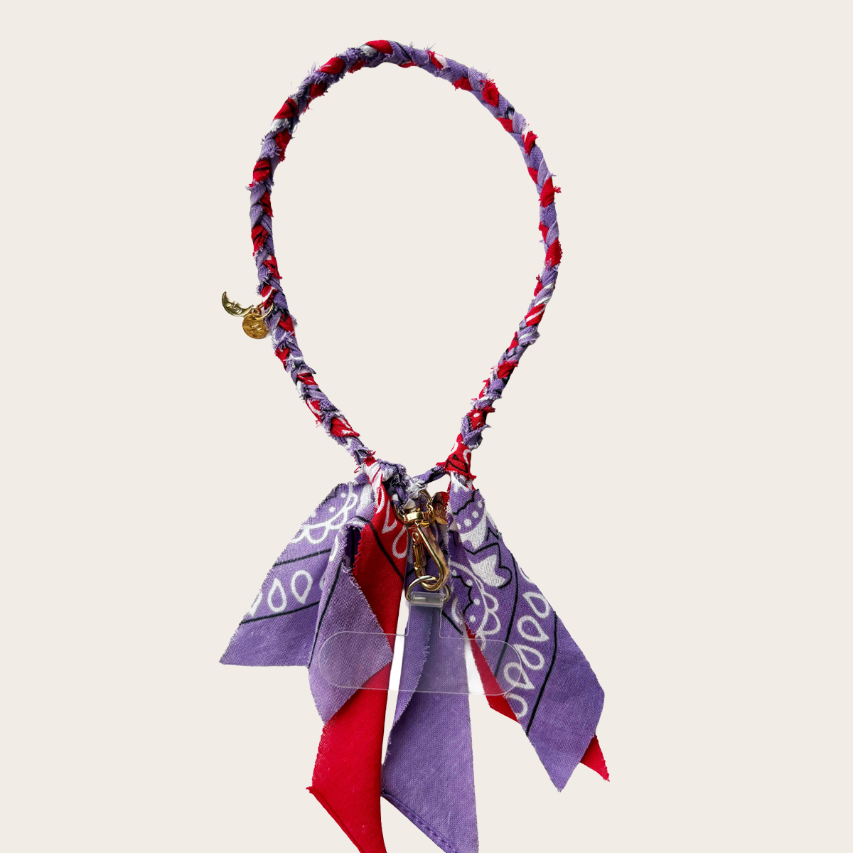 Handgemaakt telefoonkoord paars rood gouden bedels met bevestiging