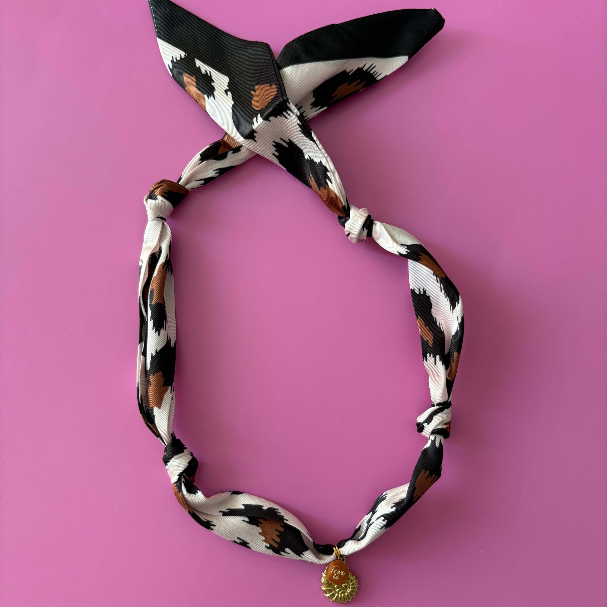 Bandana chocker sjaaltje panterprint en gouden bedels