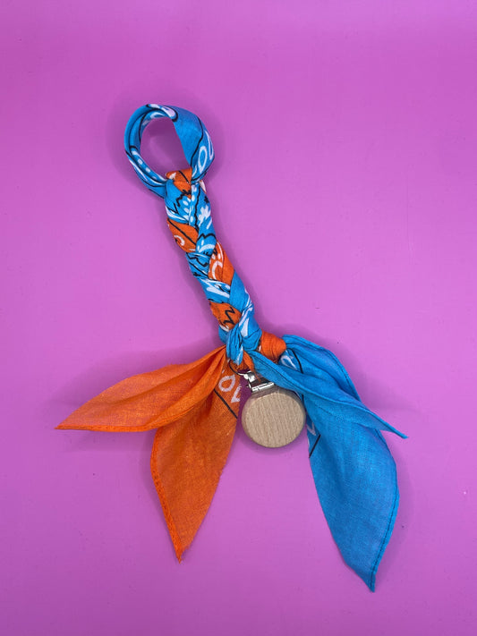 Speenkoord voor baby's van bandana stof met houten bevestigingsclip blauw en oranje 