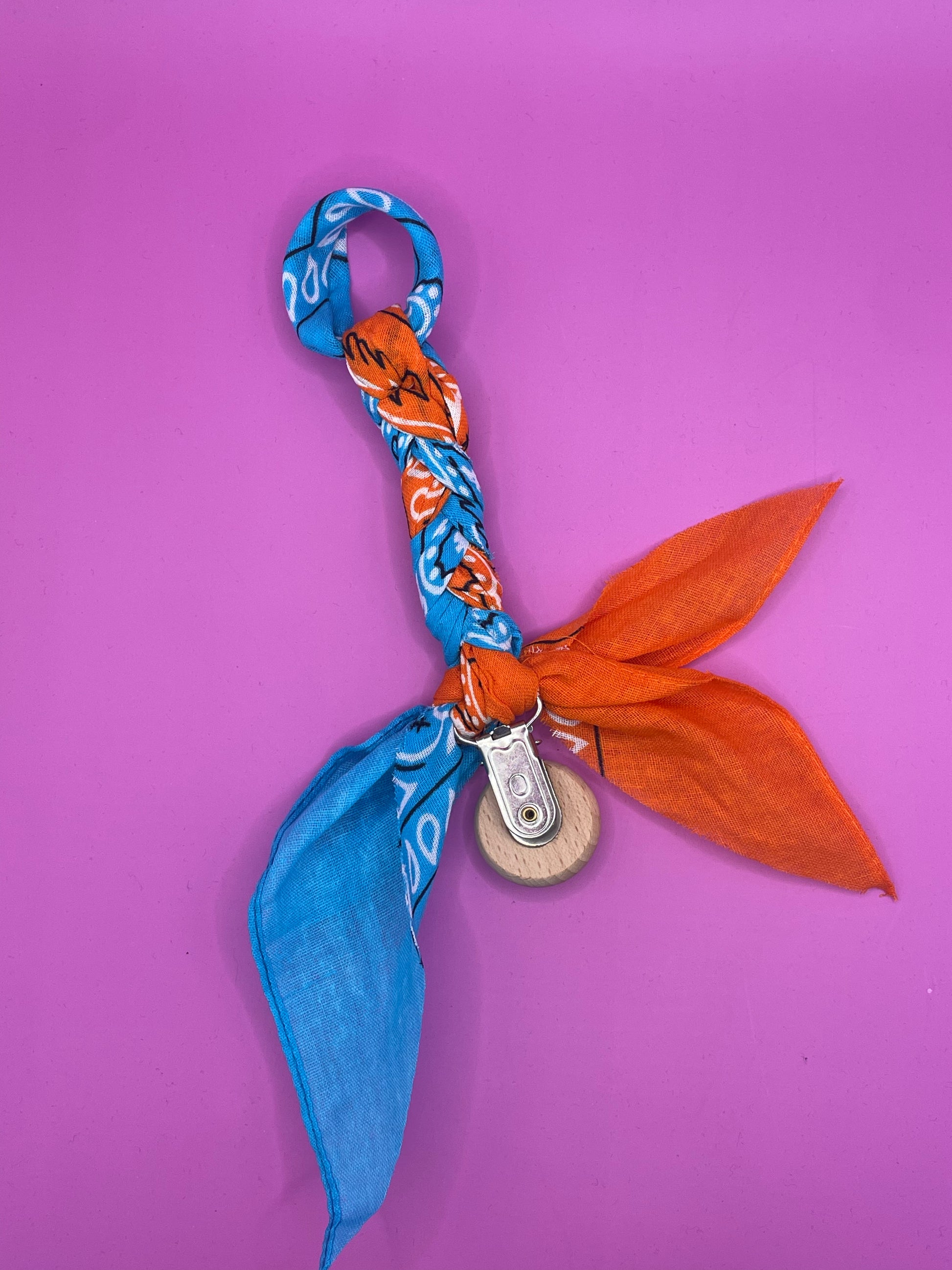 Speenkoord voor baby's met houten bevestigingsclip oranje met blauw bandana stof 