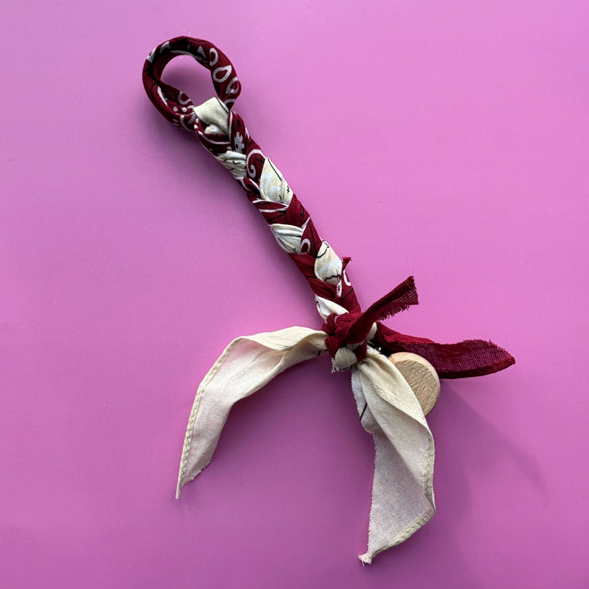 Bandana speenkoord beige & bordeaux rood met houten bevestiging clip