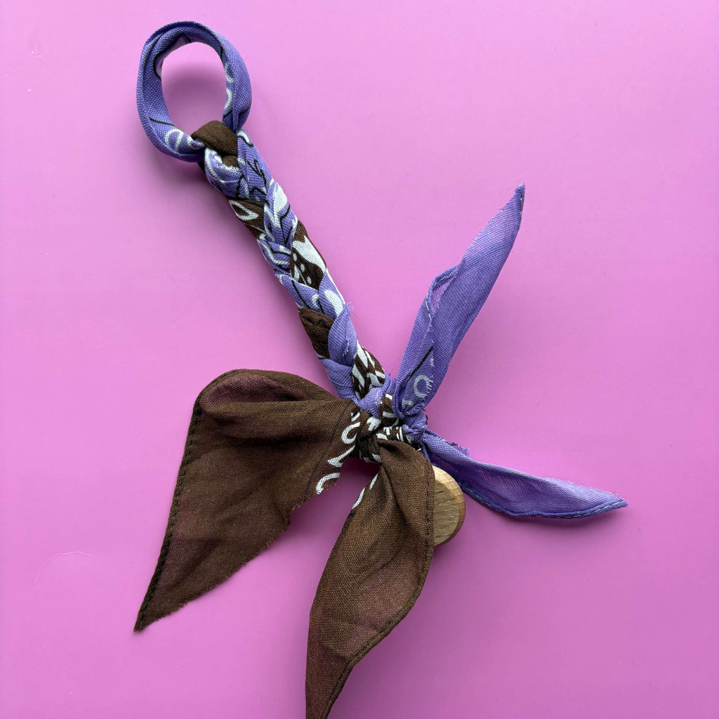 Bandana speenkoord baby shower accessoires baby cadeau in het paars en bruin met houten bevestigings clip