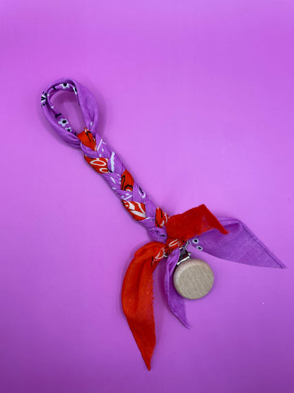 Bandana speenkoord kinderen paars met oranje en houten cbevestigingsclip