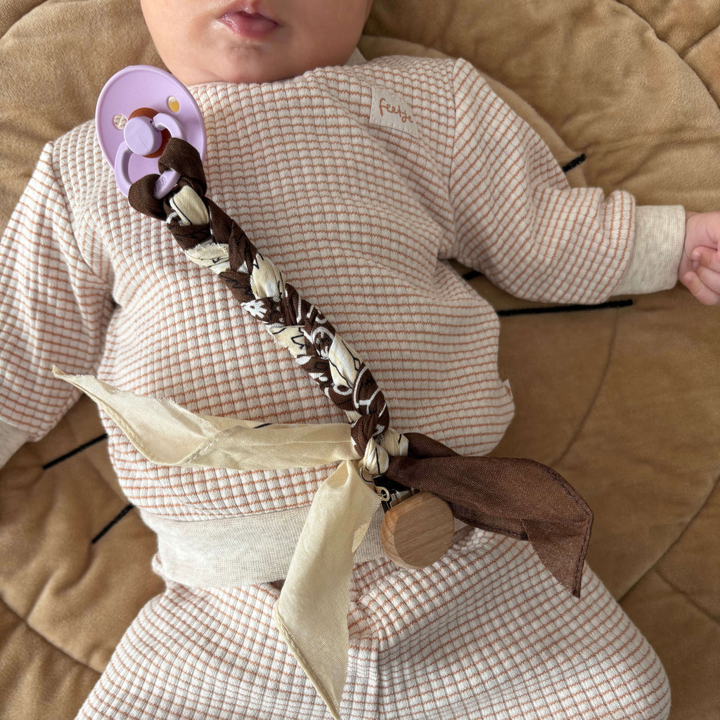 Speenkoord bandana baby accessoire met houten bevestigingsclip bruin & beige
