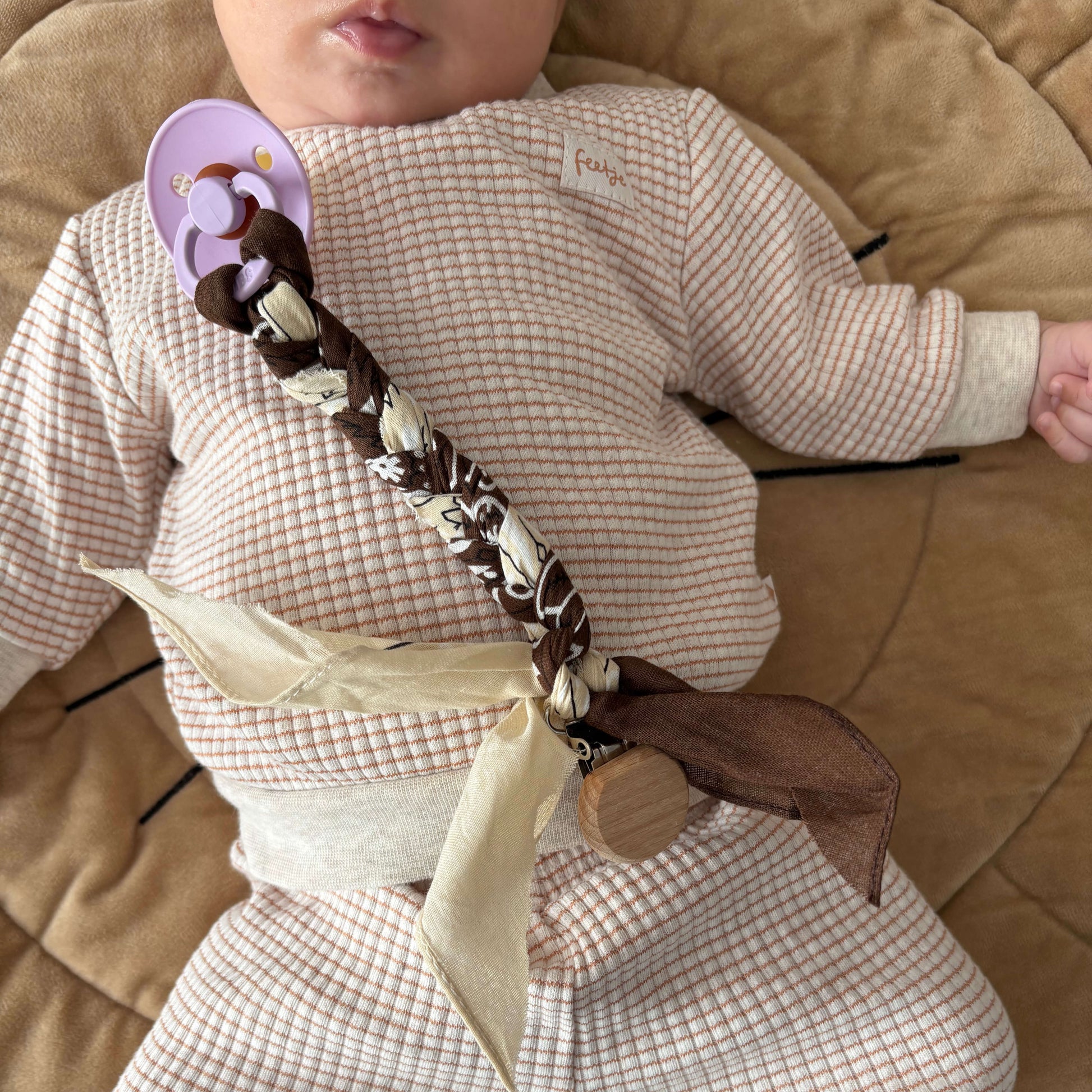 Speenkoord bandana baby accessoire met houten bevestigingsclip bruin & beige