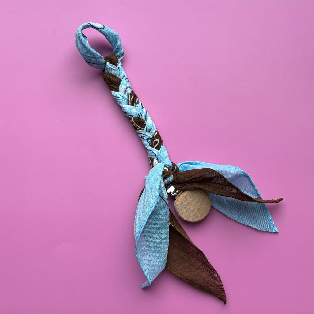 Speenkoord voor baby jongen meisje bruin blauw met houten bevestiging