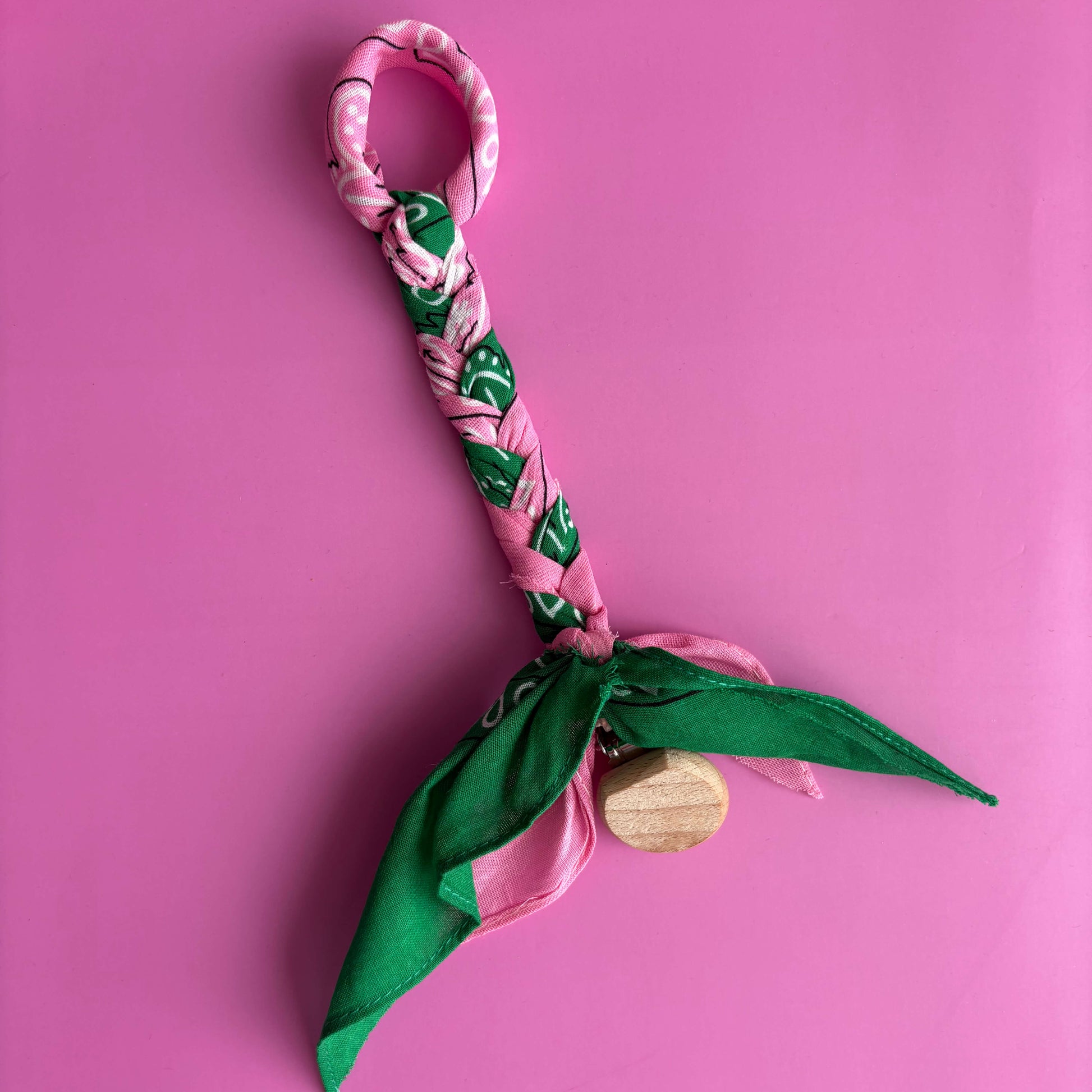 Bandana stof speenkoord roze en groen van 100% katoen met houten bevestigingsclip